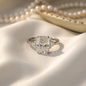 Anillo de Compromiso y Boda con Tres Diamantes Cultivados en Laboratorio, Corte Radiante, Oro Amarillo Sólido de 14K, Certificado de Lujo para Mujer - Product Image 1