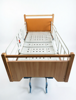 Lit de Soins Gerontologiques en Promotion avec Barrière Pliante Intégrale, 125 Roulettes Silencieuses, Pieds Arrière Réglables – Idéal Maison et Hôpital