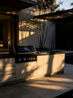 Îlot de cuisine extérieur moderne avec barbecue à gaz naturel 5 brûleurs, évier, armoires beige clair et plan de travail en acier inoxydable - Idéal pour les fêtes et l'usage domestique
