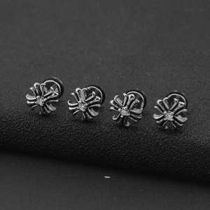 Boucles d'oreilles de mode polyvalentes uniques en diamant incrusté de sens haut de gamme pour hommes de style punk vintage en acier au titane - Product Image 2