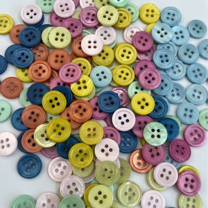 2025 Mới Đầy Màu Sắc Thân Thiện Với Môi 4-Lỗ Nhựa Nút Với Hạt Trang Trí Hỗn Hợp Màu Sắc Cho Áo Sơ Mi Nút - Product Image 1