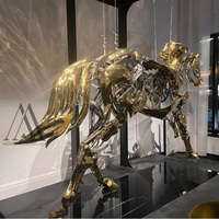 Sculpture de cheval cinétique dorée, design de grande roue mécanique, pour un projet d'aménagement intérieur contemporain et une présentation créative dans un centre commercial