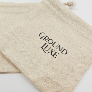 Pochette à cordon en coton biologique imprimée en sérigraphie avec logo personnalisé pour boucles d'oreilles et lunettes - Sac de rangement pour bijoux recyclable - Product Image 2