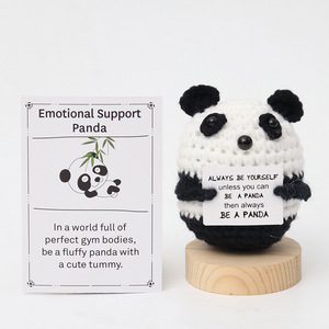 Venta al por mayor de muñecos de panda terminados, hechos a mano con hilo, figuras de dibujos animados, tarjetas de colores en inglés y bases. - Product Image 1