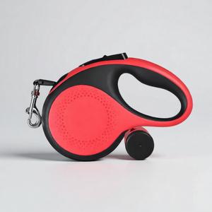 Correa Retráctil para Perro de 8 Metros, Duradera, de Lujo/Moda, en Dos Tonos Rojo/Negro, Personalizada, con Liberación Rápida y Dispensador de Bolsas para Excrementos, para Perros de hasta 50 kg - Product Image 1
