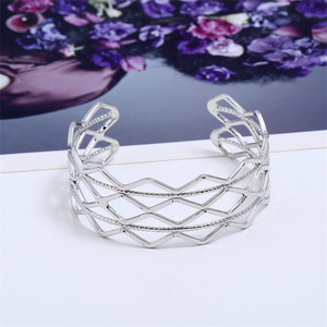 Trendz en gros TOP UN bracelet à breloques en métal en métal pour femme - Product Image 4