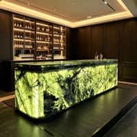 Table de bar commerciale sur mesure en marbre vert fantaisie, îlot de cuisine moderne intégré, table de cuisine avec éclairage LED, unité de bar de luxe pour la maison