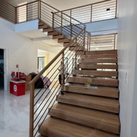 Escalier droit en bois massif de luxe CBMmart pour projets résidentiels haut de gamme