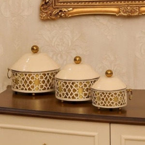 Élégant ensemble de réchauds ronds dorés et blancs avec couvercle en dôme, support ajouré orné, chauffe-plats de buffet, équipement de service traiteur - Product Image 2