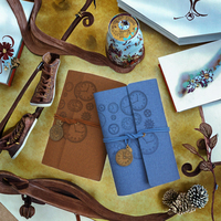 Carnet de voyage A6 en similicuir souple avec logo personnalisé, reliure à feuilles mobiles et pendentif décoratif avec horloge