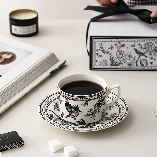 Özel lüks siyah ve beyaz arapça altın kaplama porselen seramik kahve çay bardağı tabaklar kutu seti