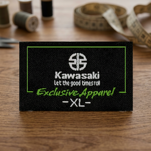 ป้ายผ้าสไตล์พรีเมียม ป้ายทอแบบดามัสก์ ตัดด้วยเลเซอร์ พับปลาย ป้ายสั่งทำพิเศษสำหรับเสื้อผ้าและกระเป๋า ป้ายผ้าแบบซักได้ส่วนตัว - Product Image 1