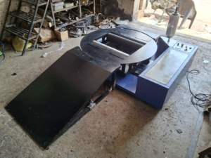 Machine d'emballage semi-automatique pneumatique compacte LEW pour bobines/rouleaux avec PLC et courroie de transmission 220V - Product Image 2