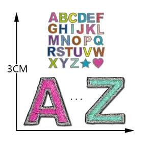 26ตัวอักษรภาษาอังกฤษขนาดเล็กที่มีสีสันเย็บปักถักร้อยเหล็กบนแพทช์ตัวอักษร