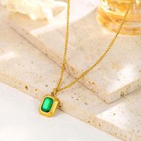 Collier avec chaîne à maillons en plaqué or 18 carats vintage Collier en acier inoxydable avec pendentif en pierres précieuses vertes Bijoux design pour femmes