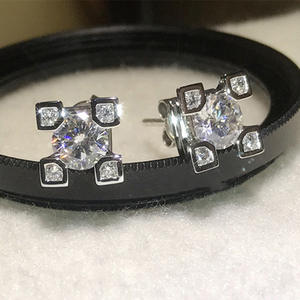 Pendientes de diamantes blancos champán en oro blanco, corte brillante redondo, naturales, certificados por GIA, para mujer, estilo moderno de compromiso. - Product Image 3