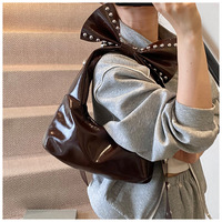 Sac à main vintage en cuir PU avec nœud et rivets, idéal pour les sorties, les fêtes, le shopping, les voyages et les tenues de ville pour femmes.