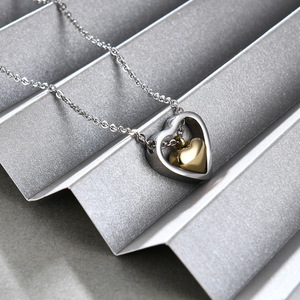 Collar con Colgante de Acero Inoxidable en Forma de Corazón con Corazón Interior Chapado en Oro, Joyería Romántica Unisex para Regalo - Product Image 4