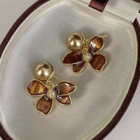 ChuYao - Aretes de Perlas y Flores con Baño de Oro, Elegantes para Bodas y Fiestas, Joyería Personalizada para Mujer, Venta al Por Mayor