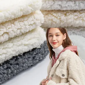 ประเทศจีนผู้ผลิตขายส่ง100% โพลีเอสเตอร์ถักผูกมัดสีขาวเชอร์ปาหนังนิ่มขนแกะผ้าสำหรับเสื้อผ้าด้านหนึ่งแปรง