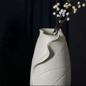 ชุดแจกันลายใบไม้หรูหรา สีขาว พร้อมดอกไม้ประดับ  วัสดุเซรามิกเคลือบด้านทันสมัย สำหรับตกแต่งบ้านหรือสำนักงาน - Product Image 5