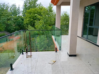 Rampe extérieure en verre trempé sans cadre pour balcons Rampe en verre feuilleté trempé Rampe d'escalier de balcon Poteau de rambarde