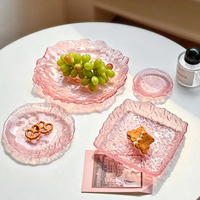 Roze onregelmatige dessertbord in Scandinavische stijl, Instagram-geïnspireerd design, exquisiete, verfijnde glazen schaal voor fruit, gebak en zoetigheden, voor thuis.