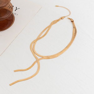 Collar minimalista francés de nuevo diseño 2025 para mujer, cadena de clavícula de hueso de serpiente en Material de aleación de Zinc chapado en oro - Product Image 4