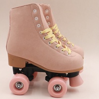 Patins à roulettes rétro rose clair mat, texture suède, patins montants avec roues en PVC rose pour fêtes et patinage décontracté