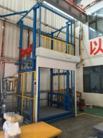CE 4m 8m Hidrolik/Elektrikli Kılavuz Raylı Küçük Yük Asansörü Dikey Depo 1000kg Yük Lifti
