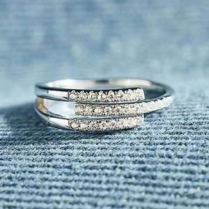 Anello Regolabile con Linee Geometriche Scintillanti e Zirconi per Donne, Gioiello di Moda con Micro Pavé - Product Image 3