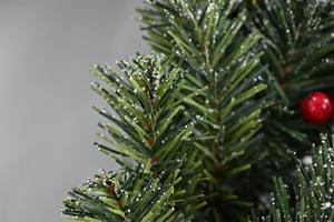 พวงหรีดคริสต์มาสประดิษฐ์แบบทันสมัยเป็นมิตรกับสิ่งแวดล้อม ตกแต่งด้วยโคนต้นสนและผลเบอร์รี่สีแดง ขายดี มีบริการสั่งทำได้ - Product Image 5