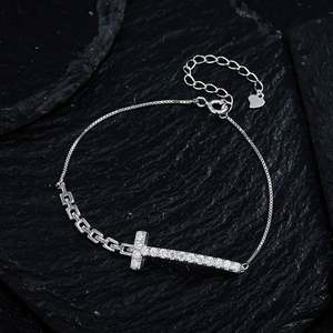 Bracelet en argent sterling S925 avec croix et moissanite - Product Image 4