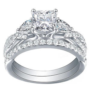 Anillo de Compromiso de Diamantes en Oro Blanco para Mujer Q738, Corte Princesa, Color D Natural con Diamantes Laterales - Product Image 1