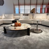 Modernes Rundes Marmor-Couchtisch-Set Luxuriöser Niedriger Beistelltisch mit Drei Schwarzen Zylindrischen Beinen und Goldenen Akzenten
