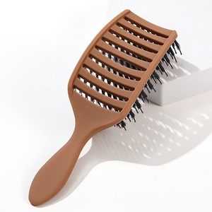 カスタムロゴプラスチックハンドル湾曲したベントヘアブラシ中空デザインヘアコーム頭皮マッサージナイロン剛毛デタングリングヘアブラシ - Product Image 2