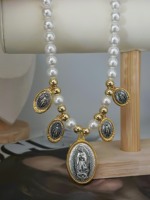 Collier avec pendentif en forme de Jésus en imitation perle blanche de mode en gros avec plaqué or 18 carats, accessoire de tous les jours et cadeau
