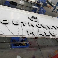 Lettres lumineuses en acrylique sablé de la série Luxe, transparentes comme du cristal avec texture givrée, durables, pour enseignes de chaînes de magasins