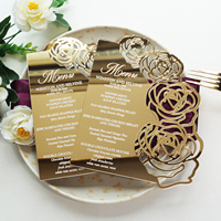Tarjeta de menú de tarjeta de acrílico con espejo dorado hueco cortado con láser personalizado con texto de lámina blanca y patrones de flores ahuecadas para fiesta de boda