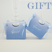 Boîte à bonbons personnalisée avec poignée de transport, pelliculage mat, gaufrage, revêtement UV, ruban violet et nœud, emballage cadeau pour friandises
