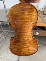 Violon artisanal 4/4, son doux, belle grainure, épicéa et érable massifs, fabriqué par le luthier expérimenté Aubert, cordes incluses.