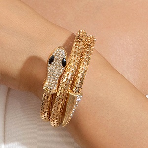 Bracelet punk tendance pour femmes Jingciren Boutique, style européen et américain, emballage cadeau élégant et personnalisé - Product Image 1