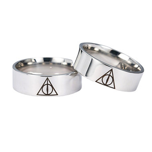 Anillo de acero inoxidable con letras grabadas, anillo de titanio, anillo liso brillante, joyería de lujo ligera para mujer - Product Image 3