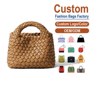 Auténtica bolsa cruzada de piel sintética – Diseño trenzado en color marrón caramelo con silueta minimalista |   Elegancia Vintage Atemporal - Product Image 1