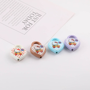 Cuentas acrílicas con forma de corazón de Hello Kitty para la fabricación de joyas, color aleatorio - Product Image 1