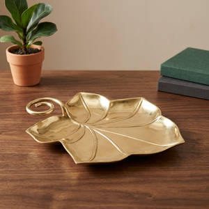 Assiette décorative en forme de feuille dorée, en métal fait main, design moderne, plat de fête - Product Image 3