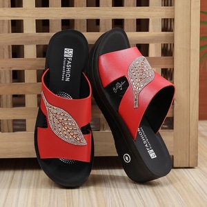 Zapatillas Frescas de Gama Alta para Mujer Verano 2025 Nuevas para Personas de Mediana Edad y Mayores con Tacón de Cuña Antideslizante y Suela Blanda - Product Image 4