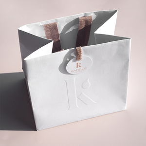 Bolsa de Compras de Alta Calidad con Logotipo Personalizado, Bolsa de Regalo para Boutique de Ropa, Bolsa de Papel Comercial con Logotipo Grabado e Impreso, con Etiqueta Colgante - Product Image 1