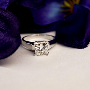 Anillo de Compromiso con Diamante Corte Princesa para Mujer, Estilo Clásico, Diamante Certificado IGI, Oro 10K 14K 18K, Plata 925 935 - Product Image 1