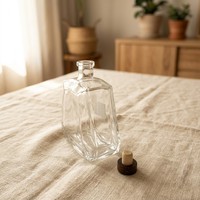 Bouteille à spiritueux en verre cristallin facetté de qualité supérieure avec bouchon en bois et logo personnalisé pour distillerie